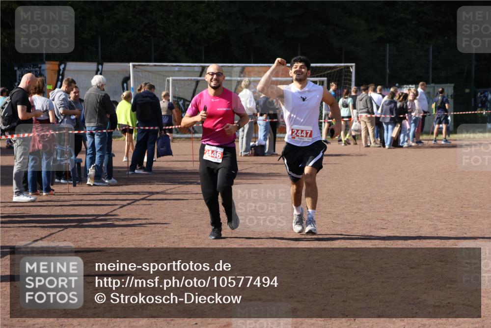 27.09.2026 - 35. Volkslauf durch das schöne Alstertal Strokosch-Dieckow http://msf.ph/oto/10577494 27.09.2026 12:42:45 Ziel 2446, 2447 meine-sportfotos.de