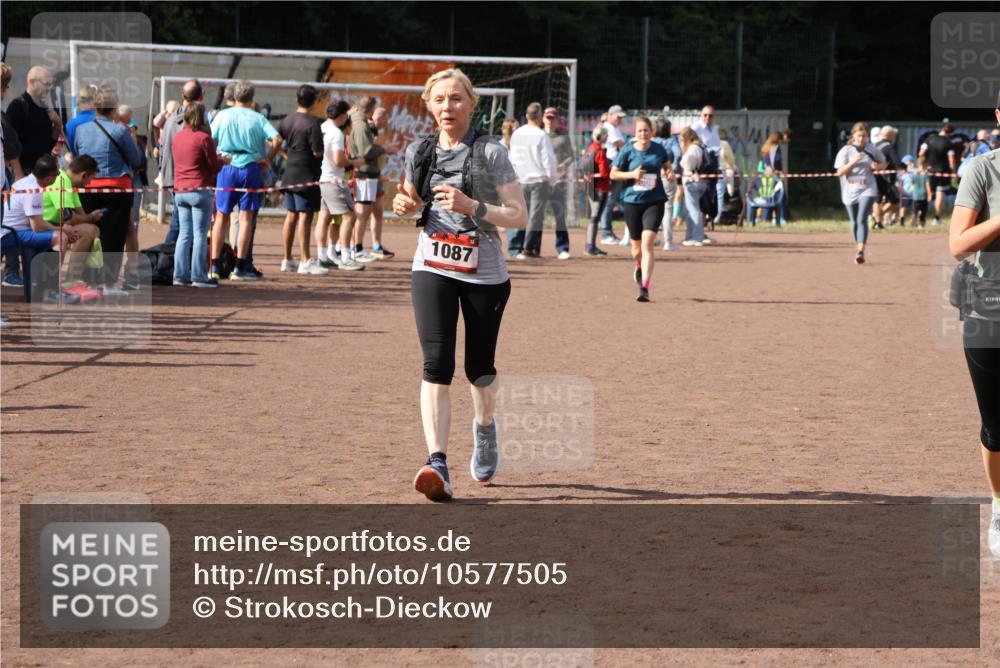 27.09.2026 - 35. Volkslauf durch das schöne Alstertal Strokosch-Dieckow http://msf.ph/oto/10577505 27.09.2026 12:32:14 Ziel 1087, 2388 meine-sportfotos.de