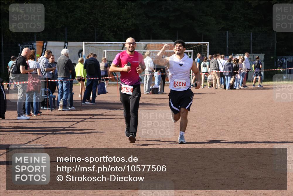 27.09.2026 - 35. Volkslauf durch das schöne Alstertal Strokosch-Dieckow http://msf.ph/oto/10577506 27.09.2026 12:42:45 Ziel 2446, 2447 meine-sportfotos.de