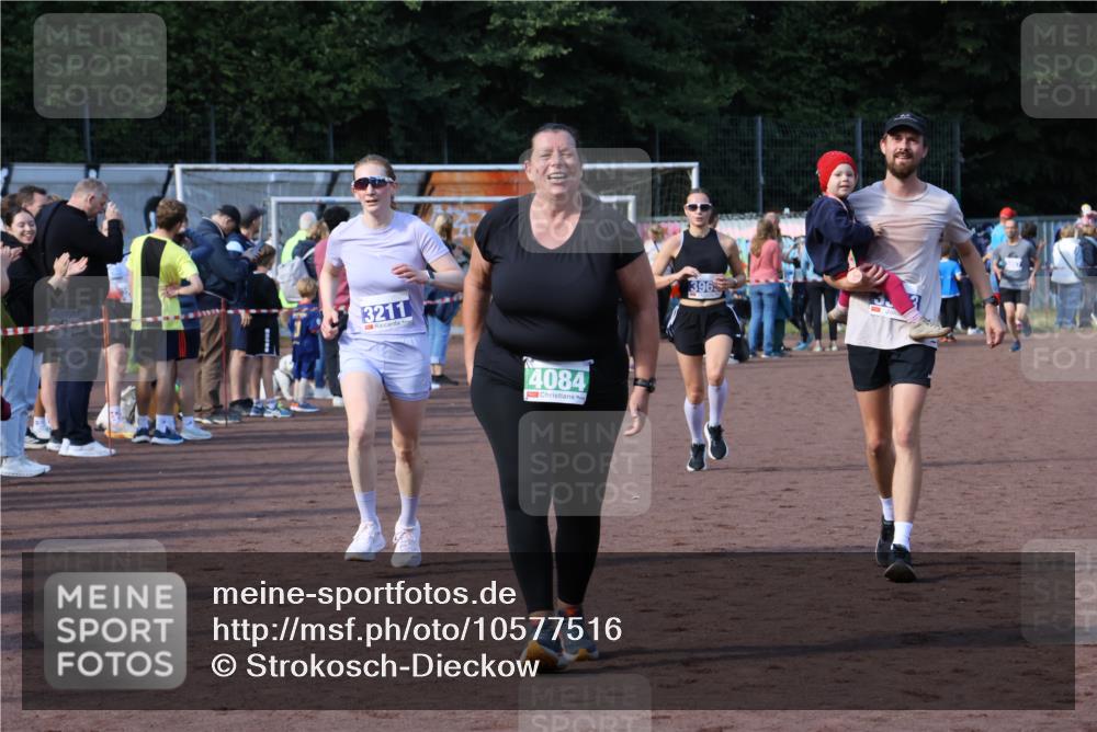 27.09.2026 - 35. Volkslauf durch das schöne Alstertal Strokosch-Dieckow http://msf.ph/oto/10577516 27.09.2026 11:19:44 Ziel 3211, 3343, 3964, 3965, 4084 meine-sportfotos.de