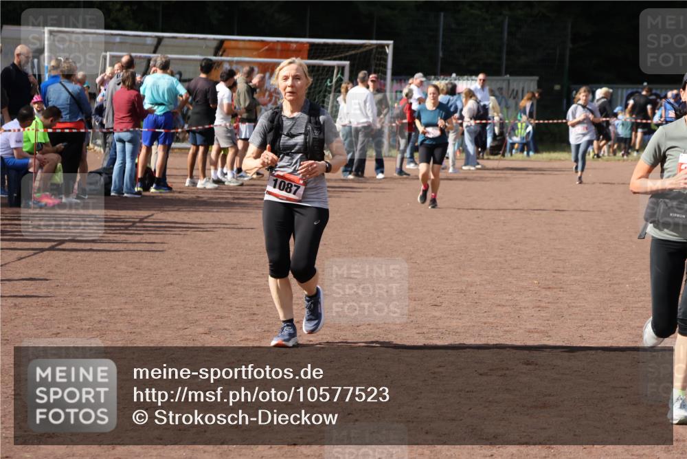 27.09.2026 - 35. Volkslauf durch das schöne Alstertal Strokosch-Dieckow http://msf.ph/oto/10577523 27.09.2026 12:32:14 Ziel 1087, 2388 meine-sportfotos.de