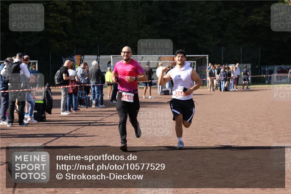 27.09.2026 - 35. Volkslauf durch das schöne Alstertal Strokosch-Dieckow http://msf.ph/oto/10577529 27.09.2026 12:42:46 Ziel 2446, 2447 meine-sportfotos.de