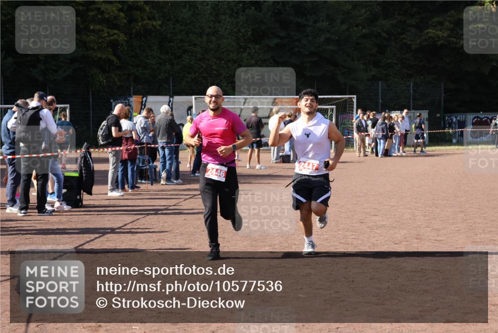 27.09.2026 - 35. Volkslauf durch das schöne Alstertal Strokosch-Dieckow http://msf.ph/oto/10577536 27.09.2026 12:42:46 Ziel 2446, 2447 meine-sportfotos.de