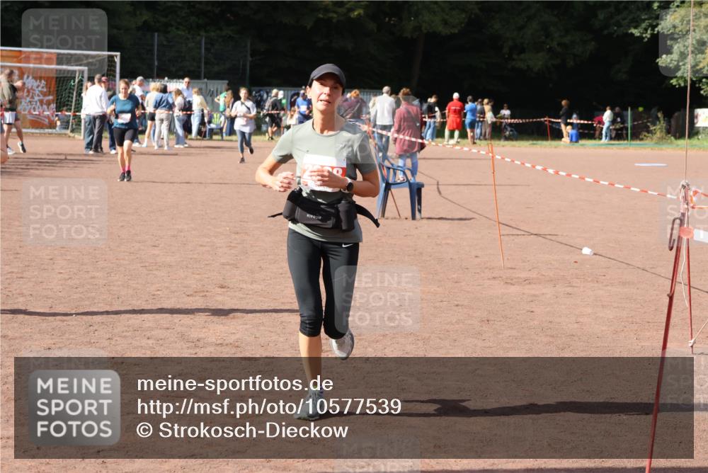 27.09.2026 - 35. Volkslauf durch das schöne Alstertal Strokosch-Dieckow http://msf.ph/oto/10577539 27.09.2026 12:32:15 Ziel 1087, 2388 meine-sportfotos.de