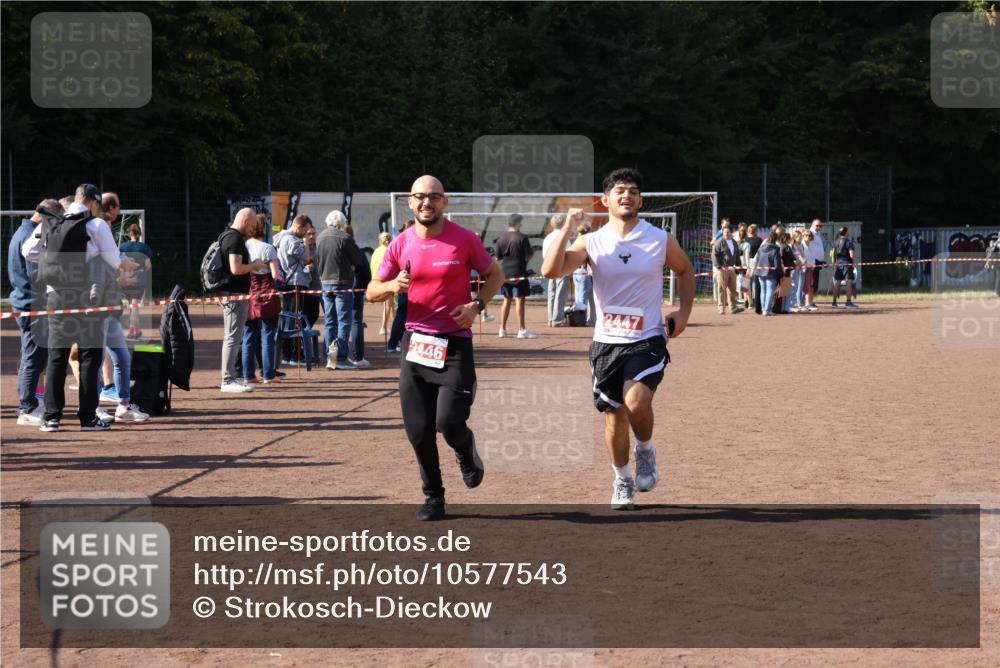 27.09.2026 - 35. Volkslauf durch das schöne Alstertal Strokosch-Dieckow http://msf.ph/oto/10577543 27.09.2026 12:42:46 Ziel 2446, 2447 meine-sportfotos.de