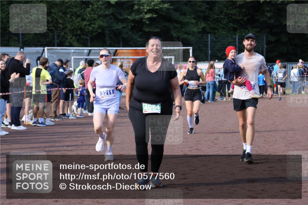 27.09.2026 - 35. Volkslauf durch das schöne Alstertal Strokosch-Dieckow http://msf.ph/oto/10577560 27.09.2026 11:19:44 Ziel 3211, 3343, 3964, 3965, 4084 meine-sportfotos.de