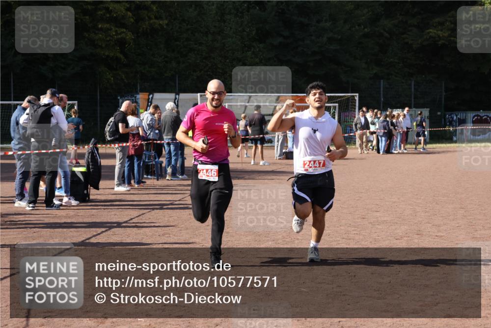 27.09.2026 - 35. Volkslauf durch das schöne Alstertal Strokosch-Dieckow http://msf.ph/oto/10577571 27.09.2026 12:42:47 Ziel 2446, 2447 meine-sportfotos.de