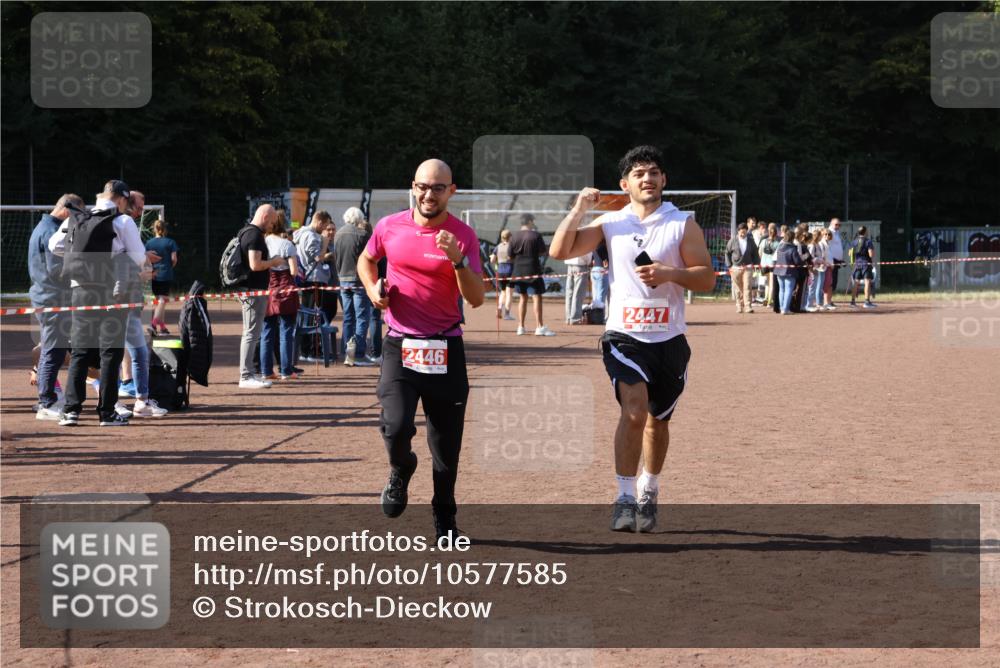 27.09.2026 - 35. Volkslauf durch das schöne Alstertal Strokosch-Dieckow http://msf.ph/oto/10577585 27.09.2026 12:42:47 Ziel 2446, 2447 meine-sportfotos.de
