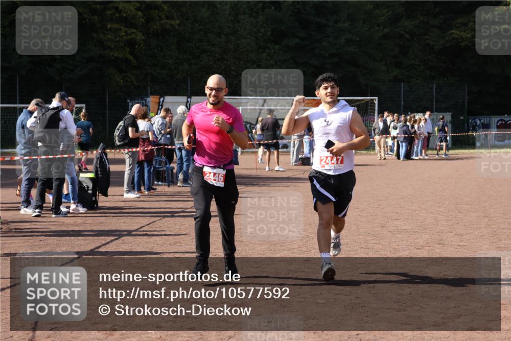 27.09.2026 - 35. Volkslauf durch das schöne Alstertal Strokosch-Dieckow http://msf.ph/oto/10577592 27.09.2026 12:42:47 Ziel 2446, 2447 meine-sportfotos.de