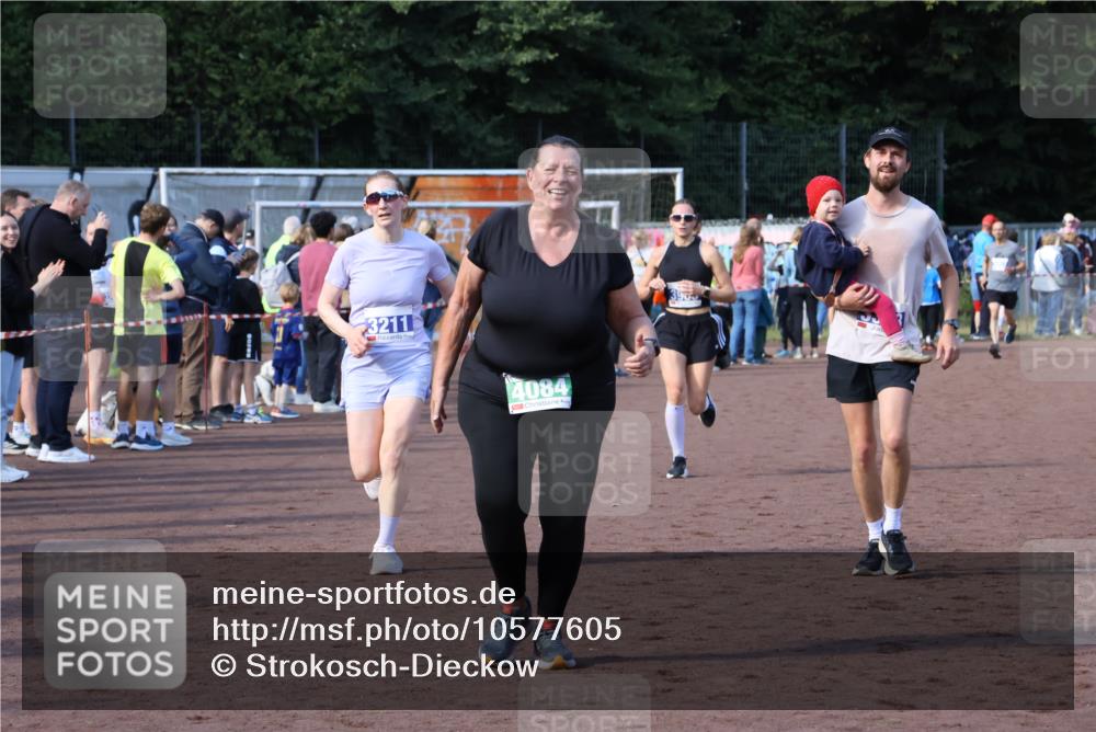 27.09.2026 - 35. Volkslauf durch das schöne Alstertal Strokosch-Dieckow http://msf.ph/oto/10577605 27.09.2026 11:19:44 Ziel 3211, 3343, 3964, 3965, 4084 meine-sportfotos.de