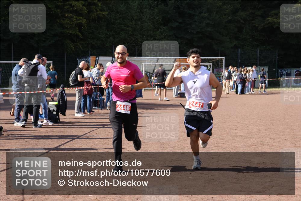 27.09.2026 - 35. Volkslauf durch das schöne Alstertal Strokosch-Dieckow http://msf.ph/oto/10577609 27.09.2026 12:42:47 Ziel 2446, 2447 meine-sportfotos.de