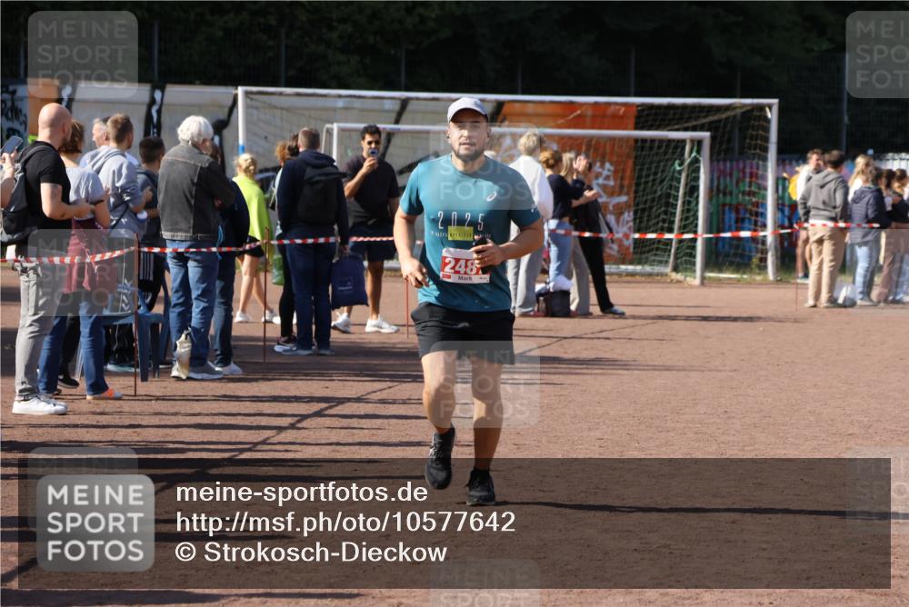 27.09.2026 - 35. Volkslauf durch das schöne Alstertal Strokosch-Dieckow http://msf.ph/oto/10577642 27.09.2026 12:43:14 Ziel 2487 meine-sportfotos.de