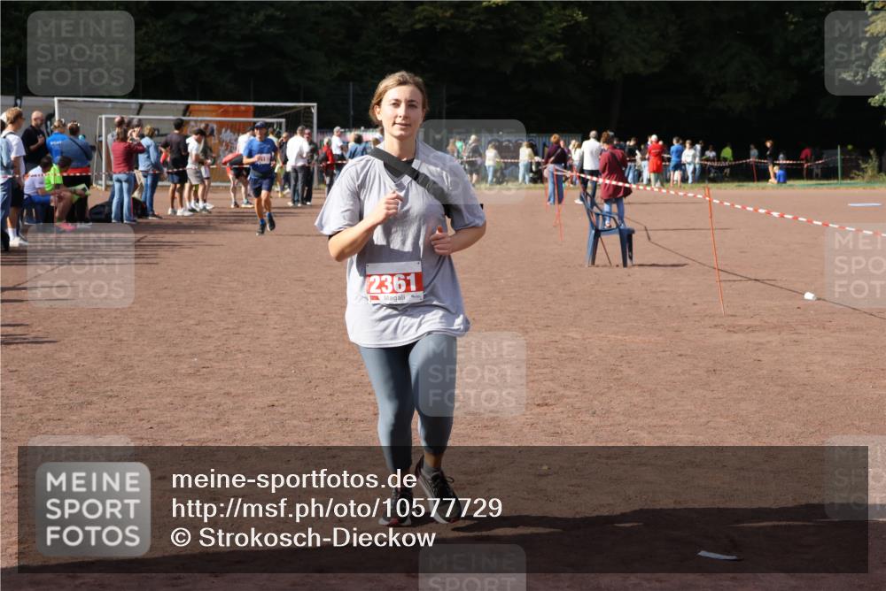 27.09.2026 - 35. Volkslauf durch das schöne Alstertal Strokosch-Dieckow http://msf.ph/oto/10577729 27.09.2026 12:32:27 Ziel 2008, 2197, 2361 meine-sportfotos.de