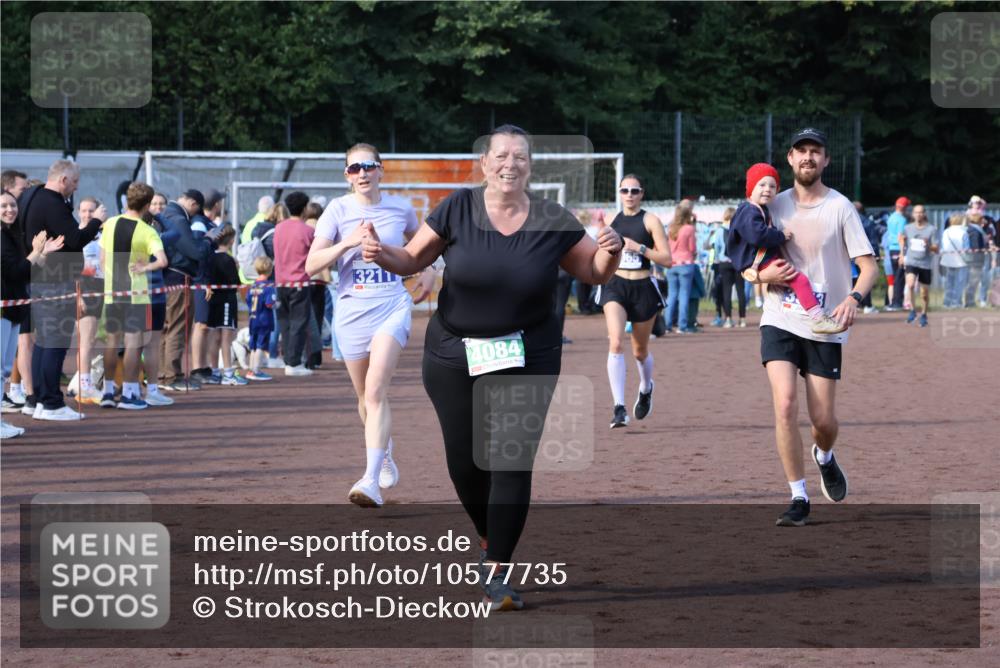 27.09.2026 - 35. Volkslauf durch das schöne Alstertal Strokosch-Dieckow http://msf.ph/oto/10577735 27.09.2026 11:19:44 Ziel 3211, 3343, 3964, 3965, 4084 meine-sportfotos.de
