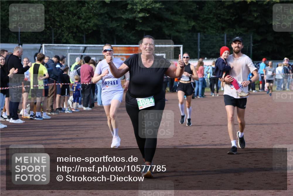 27.09.2026 - 35. Volkslauf durch das schöne Alstertal Strokosch-Dieckow http://msf.ph/oto/10577785 27.09.2026 11:19:44 Ziel 3211, 3343, 3964, 3965, 4084 meine-sportfotos.de