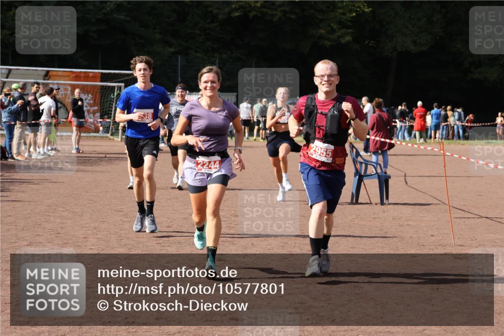 27.09.2026 - 35. Volkslauf durch das schöne Alstertal Strokosch-Dieckow http://msf.ph/oto/10577801 27.09.2026 12:32:44 Ziel 1084, 1645, 2244, 2305, 2338, 2955 meine-sportfotos.de