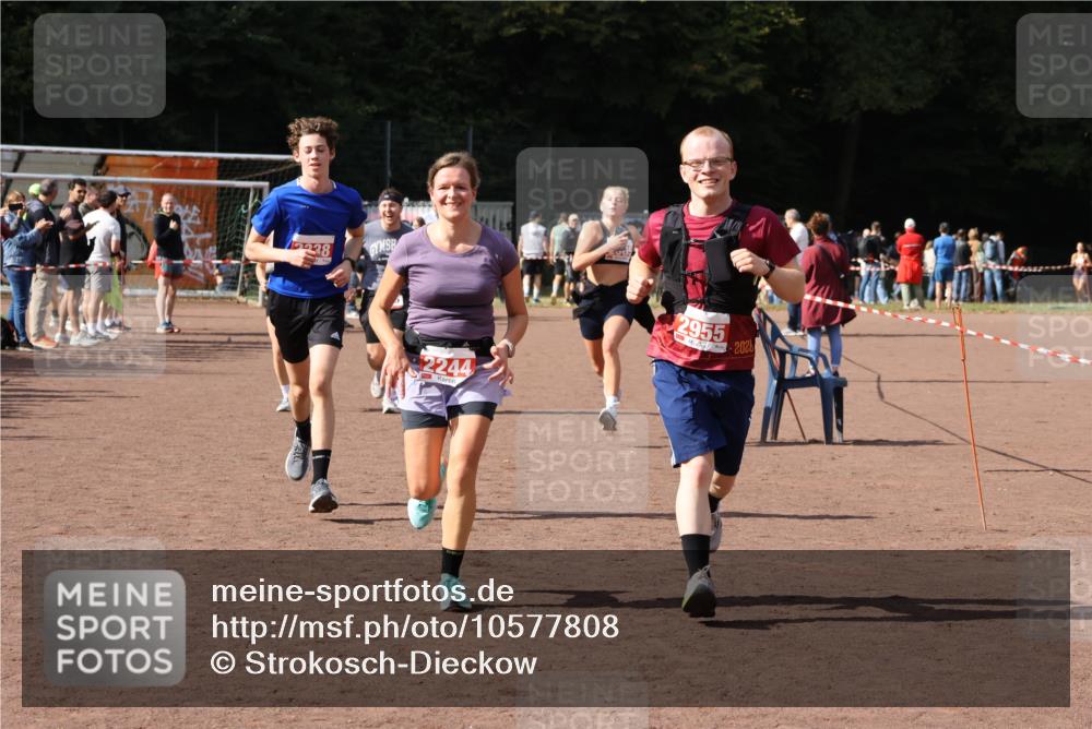 27.09.2026 - 35. Volkslauf durch das schöne Alstertal Strokosch-Dieckow http://msf.ph/oto/10577808 27.09.2026 12:32:44 Ziel 1084, 1645, 2244, 2305, 2338, 2955 meine-sportfotos.de
