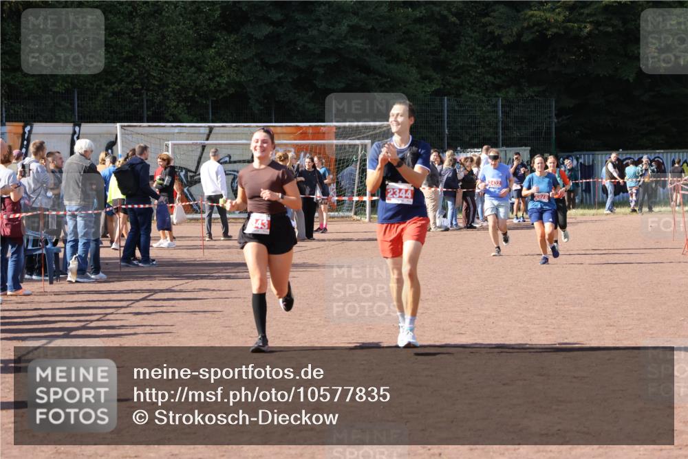 27.09.2026 - 35. Volkslauf durch das schöne Alstertal Strokosch-Dieckow http://msf.ph/oto/10577835 27.09.2026 12:43:26 Ziel 2078, 2343, 2344 meine-sportfotos.de