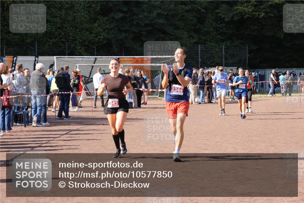 27.09.2026 - 35. Volkslauf durch das schöne Alstertal Strokosch-Dieckow http://msf.ph/oto/10577850 27.09.2026 12:43:26 Ziel 2078, 2343, 2344 meine-sportfotos.de