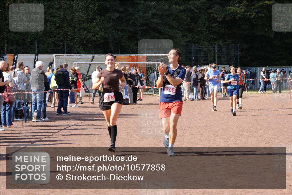 27.09.2026 - 35. Volkslauf durch das schöne Alstertal Strokosch-Dieckow http://msf.ph/oto/10577858 27.09.2026 12:43:26 Ziel 2078, 2343, 2344 meine-sportfotos.de