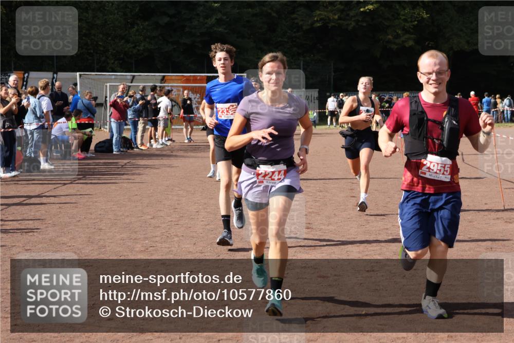 27.09.2026 - 35. Volkslauf durch das schöne Alstertal Strokosch-Dieckow http://msf.ph/oto/10577860 27.09.2026 12:32:45 Ziel 1084, 1645, 2244, 2305, 2338, 2955 meine-sportfotos.de