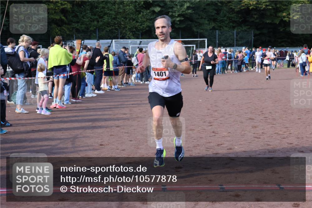 27.09.2026 - 35. Volkslauf durch das schöne Alstertal Strokosch-Dieckow http://msf.ph/oto/10577878 27.09.2026 11:19:34 Ziel 1401, 3022, 3150, 3164 meine-sportfotos.de