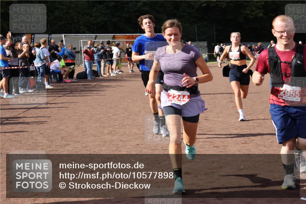 27.09.2026 - 35. Volkslauf durch das schöne Alstertal Strokosch-Dieckow http://msf.ph/oto/10577898 27.09.2026 12:32:46 Ziel 1084, 1645, 2244, 2305, 2338, 2955 meine-sportfotos.de