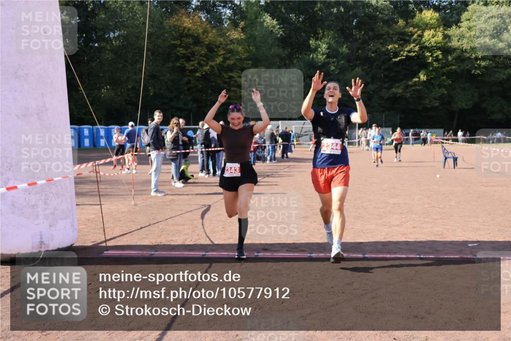27.09.2026 - 35. Volkslauf durch das schöne Alstertal Strokosch-Dieckow http://msf.ph/oto/10577912 27.09.2026 12:43:29 Ziel 2078, 2337, 2343, 2344, 2432 meine-sportfotos.de