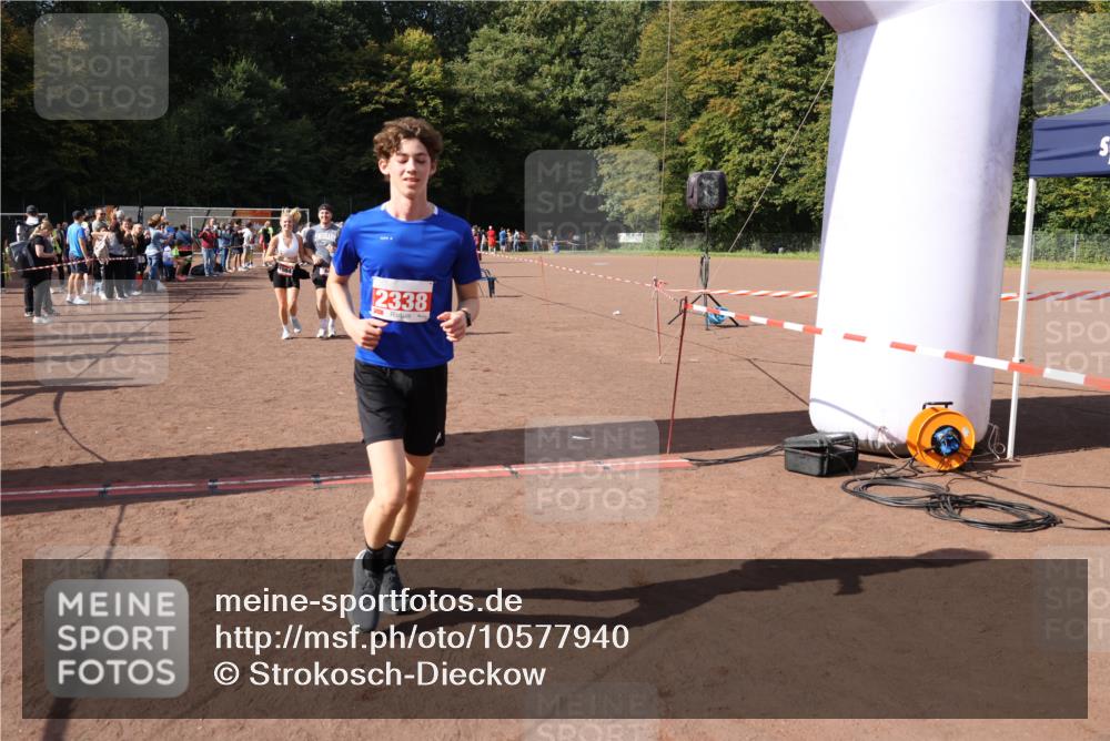 27.09.2026 - 35. Volkslauf durch das schöne Alstertal Strokosch-Dieckow http://msf.ph/oto/10577940 27.09.2026 12:32:48 Ziel 1084, 1645, 2244, 2305, 2338, 2955 meine-sportfotos.de