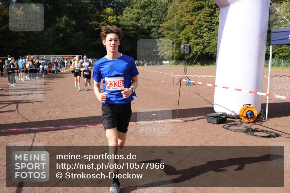 27.09.2026 - 35. Volkslauf durch das schöne Alstertal Strokosch-Dieckow http://msf.ph/oto/10577966 27.09.2026 12:32:48 Ziel 1084, 1645, 2244, 2305, 2338, 2955 meine-sportfotos.de
