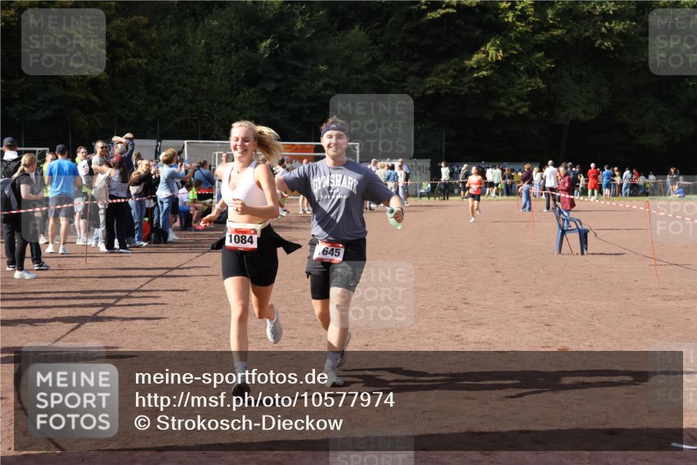 27.09.2026 - 35. Volkslauf durch das schöne Alstertal Strokosch-Dieckow http://msf.ph/oto/10577974 27.09.2026 12:32:50 Ziel 1084, 1645, 2244, 2305, 2338 meine-sportfotos.de