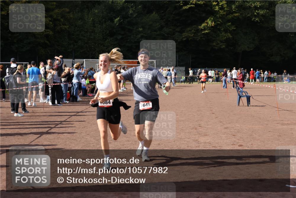 27.09.2026 - 35. Volkslauf durch das schöne Alstertal Strokosch-Dieckow http://msf.ph/oto/10577982 27.09.2026 12:32:50 Ziel 1084, 1645, 2244, 2305, 2338 meine-sportfotos.de