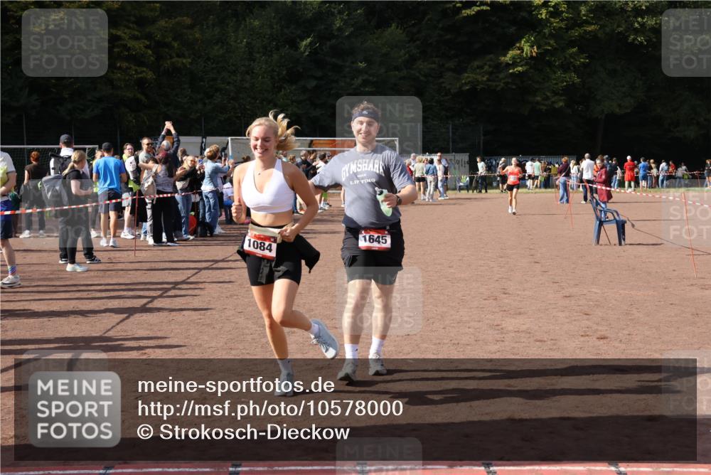 27.09.2026 - 35. Volkslauf durch das schöne Alstertal Strokosch-Dieckow http://msf.ph/oto/10578000 27.09.2026 12:32:50 Ziel 1084, 1645, 2244, 2305, 2338 meine-sportfotos.de