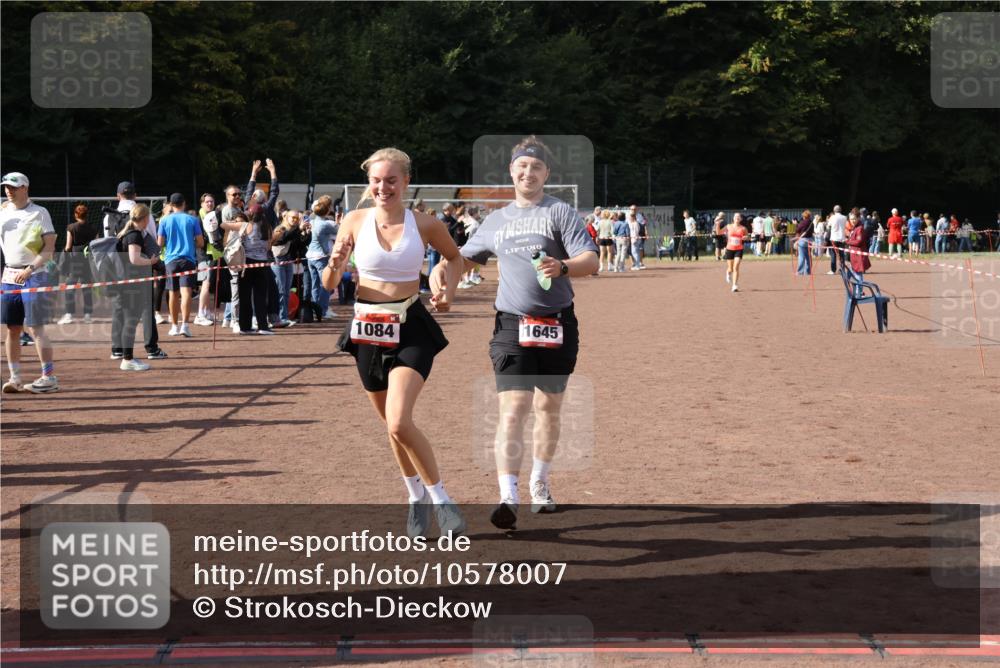 27.09.2026 - 35. Volkslauf durch das schöne Alstertal Strokosch-Dieckow http://msf.ph/oto/10578007 27.09.2026 12:32:50 Ziel 1084, 1645, 2244, 2305, 2338 meine-sportfotos.de