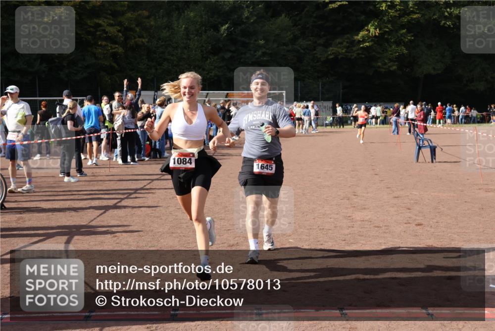27.09.2026 - 35. Volkslauf durch das schöne Alstertal Strokosch-Dieckow http://msf.ph/oto/10578013 27.09.2026 12:32:50 Ziel 1084, 1645, 2244, 2305, 2338 meine-sportfotos.de