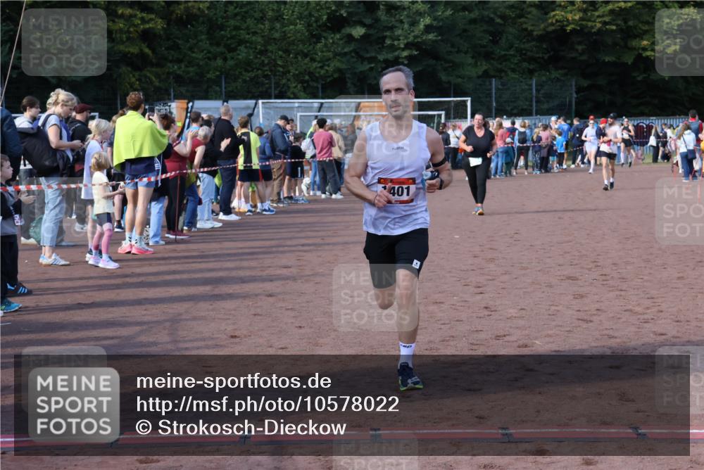 27.09.2026 - 35. Volkslauf durch das schöne Alstertal Strokosch-Dieckow http://msf.ph/oto/10578022 27.09.2026 11:19:34 Ziel 1401, 3022, 3150, 3164 meine-sportfotos.de