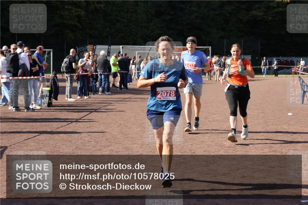 27.09.2026 - 35. Volkslauf durch das schöne Alstertal Strokosch-Dieckow http://msf.ph/oto/10578025 27.09.2026 12:43:35 Ziel 2078, 2337, 2432 meine-sportfotos.de