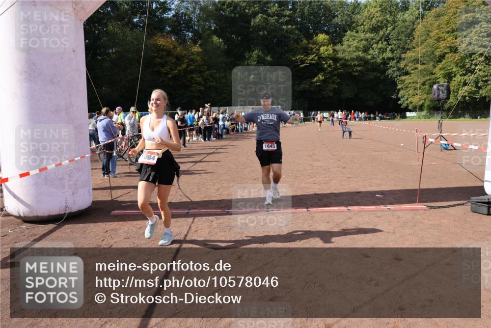 27.09.2026 - 35. Volkslauf durch das schöne Alstertal Strokosch-Dieckow http://msf.ph/oto/10578046 27.09.2026 12:32:51 Ziel 1084, 1645, 2305, 2338 meine-sportfotos.de