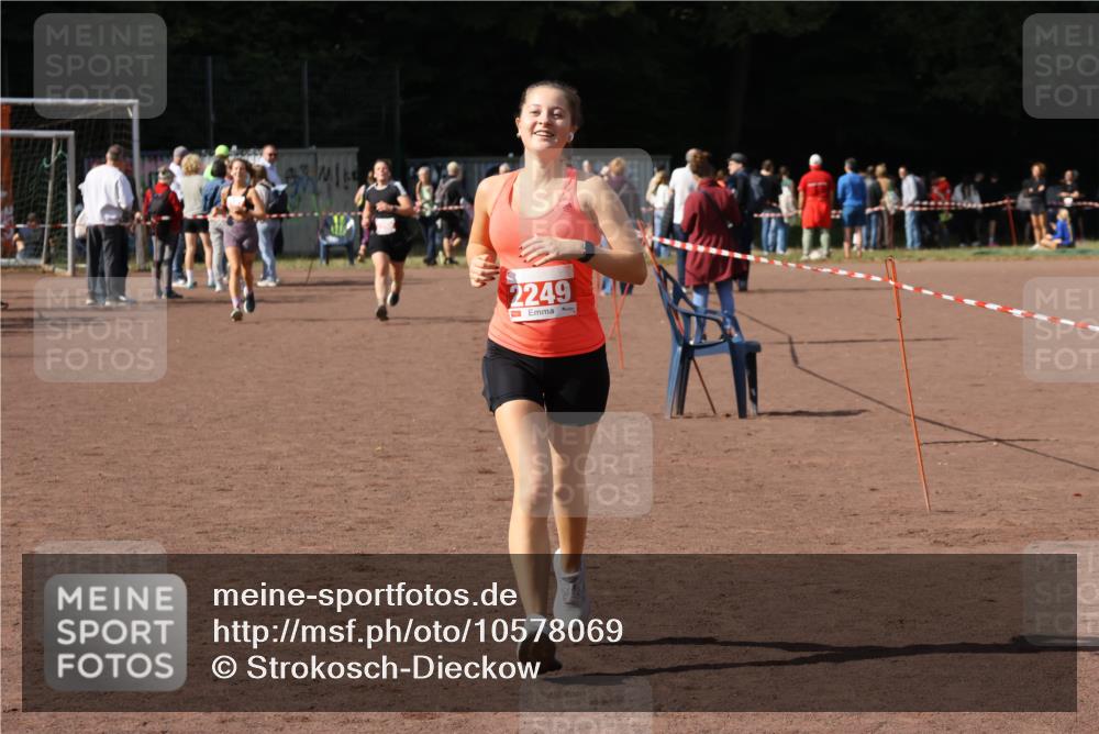 27.09.2026 - 35. Volkslauf durch das schöne Alstertal Strokosch-Dieckow http://msf.ph/oto/10578069 27.09.2026 12:33:00 Ziel 2249, 2256, 2397 meine-sportfotos.de