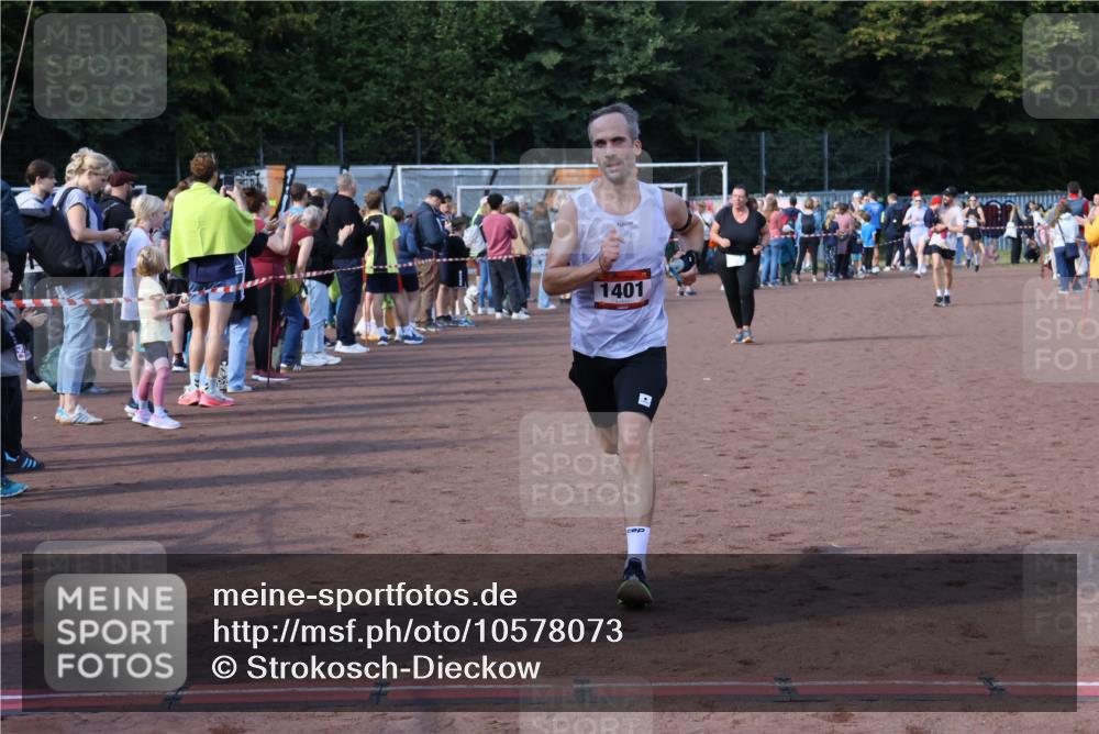 27.09.2026 - 35. Volkslauf durch das schöne Alstertal Strokosch-Dieckow http://msf.ph/oto/10578073 27.09.2026 11:19:34 Ziel 1401, 3022, 3150, 3164 meine-sportfotos.de