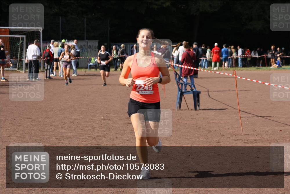 27.09.2026 - 35. Volkslauf durch das schöne Alstertal Strokosch-Dieckow http://msf.ph/oto/10578083 27.09.2026 12:33:00 Ziel 2249, 2256, 2397 meine-sportfotos.de