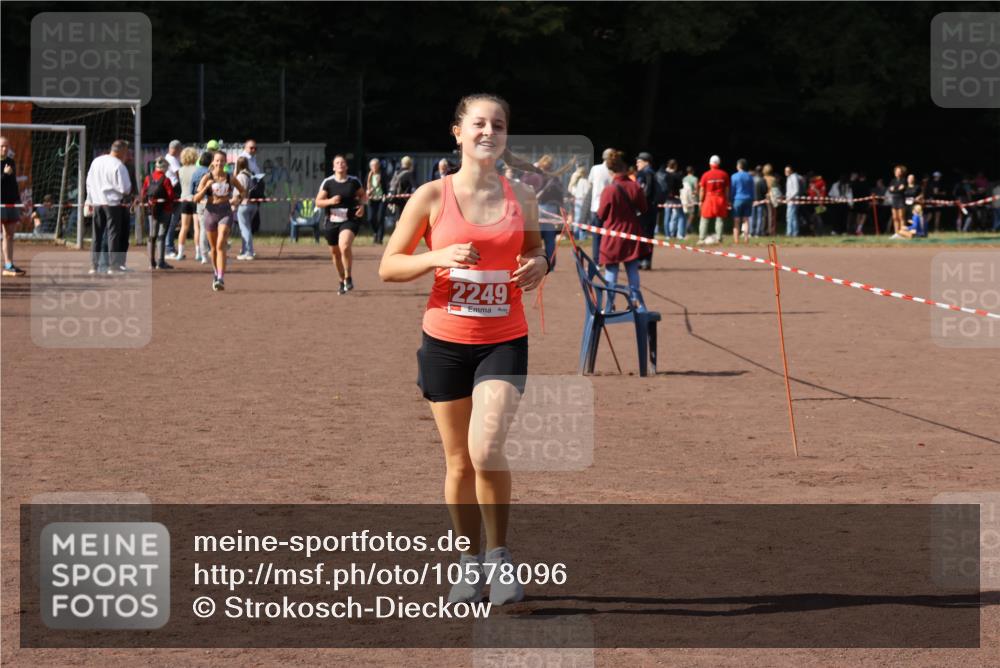 27.09.2026 - 35. Volkslauf durch das schöne Alstertal Strokosch-Dieckow http://msf.ph/oto/10578096 27.09.2026 12:33:00 Ziel 2249, 2256, 2397 meine-sportfotos.de