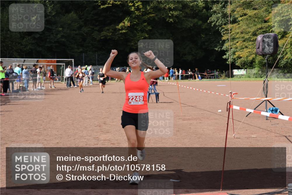 27.09.2026 - 35. Volkslauf durch das schöne Alstertal Strokosch-Dieckow http://msf.ph/oto/10578158 27.09.2026 12:33:01 Ziel 2249, 2256, 2397 meine-sportfotos.de