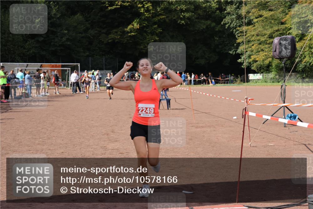 27.09.2026 - 35. Volkslauf durch das schöne Alstertal Strokosch-Dieckow http://msf.ph/oto/10578166 27.09.2026 12:33:02 Ziel 2249, 2256, 2397 meine-sportfotos.de