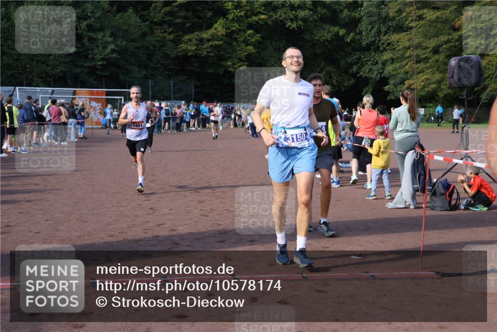 27.09.2026 - 35. Volkslauf durch das schöne Alstertal Strokosch-Dieckow http://msf.ph/oto/10578174 27.09.2026 11:19:33 Ziel 1401, 3022, 3150, 3164 meine-sportfotos.de