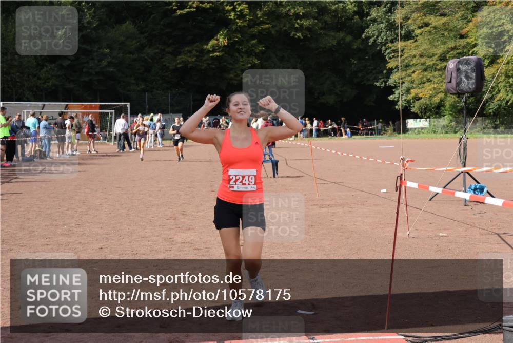 27.09.2026 - 35. Volkslauf durch das schöne Alstertal Strokosch-Dieckow http://msf.ph/oto/10578175 27.09.2026 12:33:02 Ziel 2249, 2256, 2397 meine-sportfotos.de