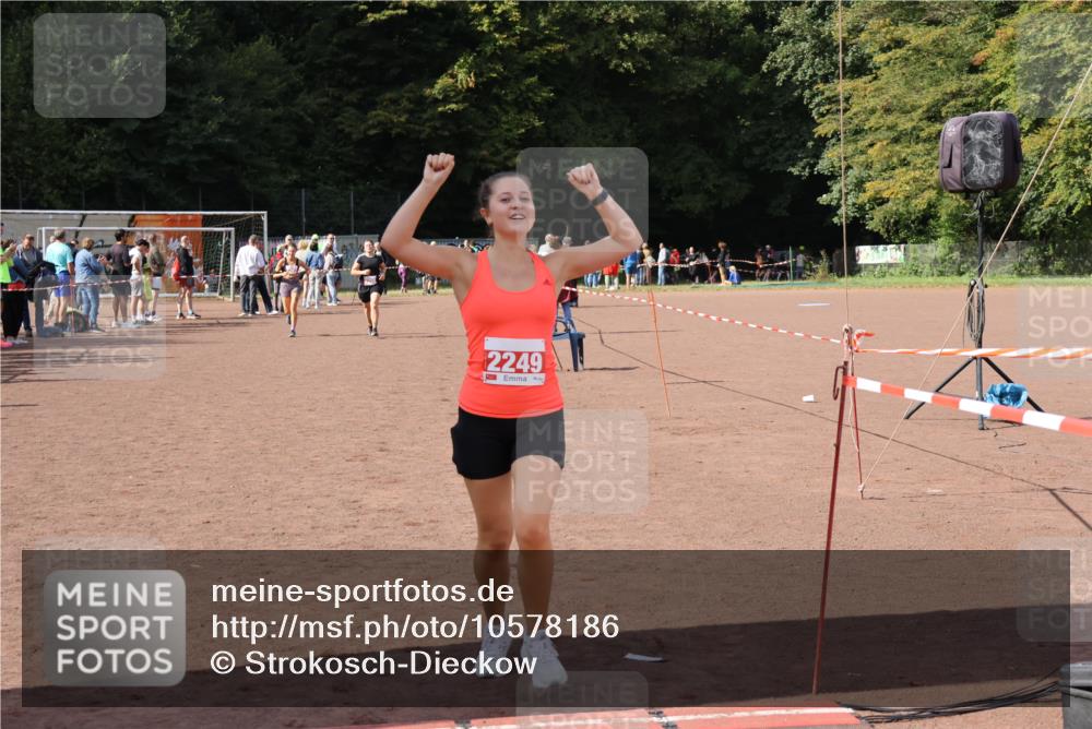 27.09.2026 - 35. Volkslauf durch das schöne Alstertal Strokosch-Dieckow http://msf.ph/oto/10578186 27.09.2026 12:33:02 Ziel 2249, 2256, 2397 meine-sportfotos.de