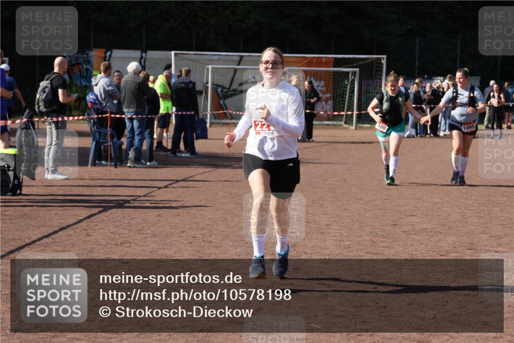 27.09.2026 - 35. Volkslauf durch das schöne Alstertal Strokosch-Dieckow http://msf.ph/oto/10578198 27.09.2026 12:44:13 Ziel 1099, 1100, 2219 meine-sportfotos.de
