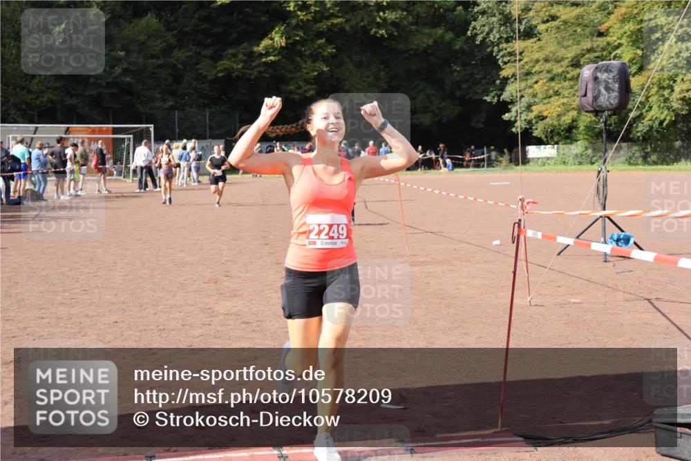 27.09.2026 - 35. Volkslauf durch das schöne Alstertal Strokosch-Dieckow http://msf.ph/oto/10578209 27.09.2026 12:33:02 Ziel 2249, 2256, 2397 meine-sportfotos.de