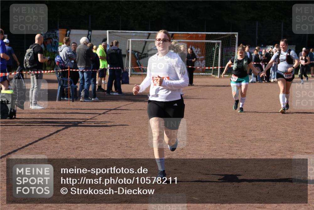 27.09.2026 - 35. Volkslauf durch das schöne Alstertal Strokosch-Dieckow http://msf.ph/oto/10578211 27.09.2026 12:44:13 Ziel 1099, 1100, 2219 meine-sportfotos.de
